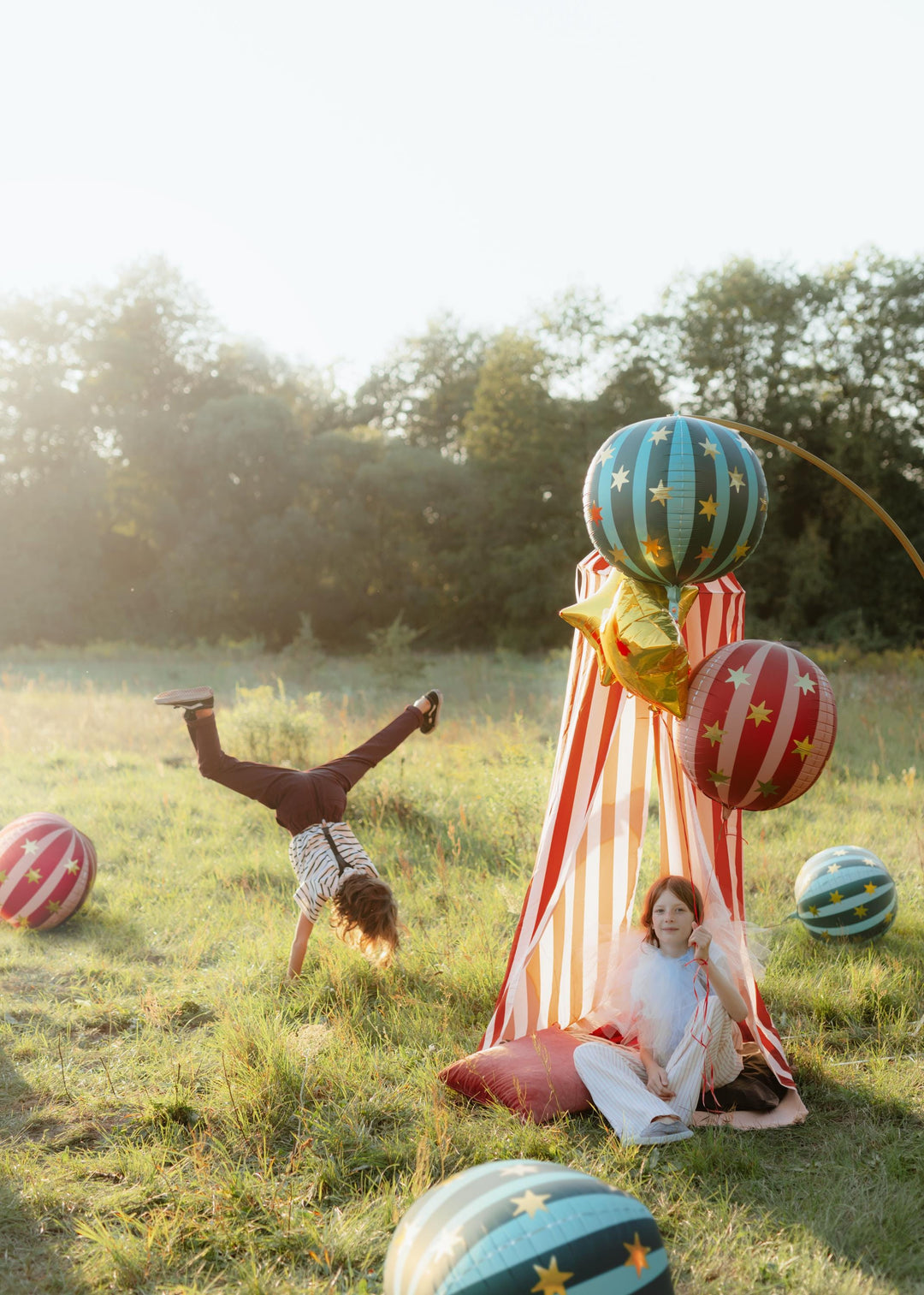 Circus Red Starry Ball Foil balloon - Gold Star Balloon With Pink & Red Stripes - Circus Party Balloon - Helium Or Air Inflation - 50cm - Jolie Fete UK