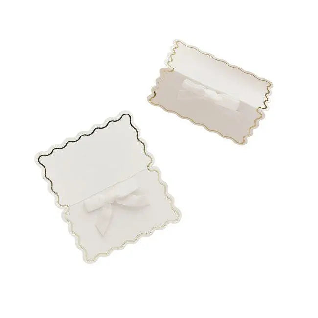 White Wavy Edge Place Cards With White Velvet Bows - Pack of 8 - Wedding Table Name Cards - Christmas, Birthday, Baby Shower Party Decor - Jolie Fete UK