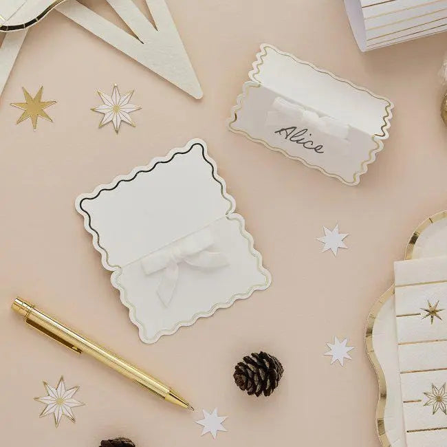 White Wavy Edge Place Cards With White Velvet Bows - Pack of 8 - Wedding Table Name Cards - Christmas, Birthday, Baby Shower Party Decor - Jolie Fete UK